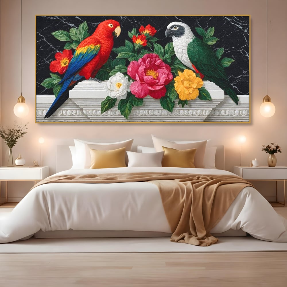 Tablou canvas cu pictura cu papagali si flori, in rama de aluminiu auriu, pe perete intr-un dormitor
